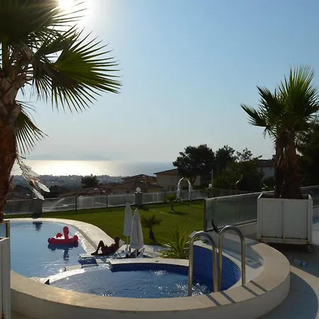 Yalcin Poolfloor Villa *