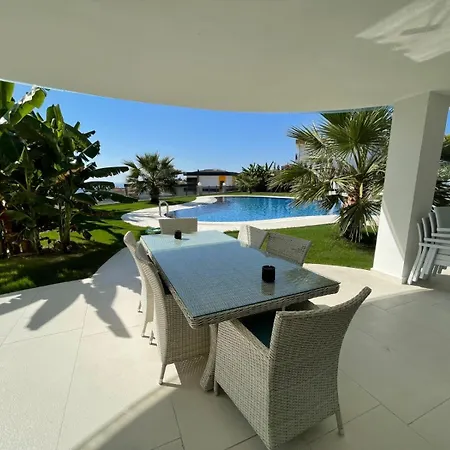 Yalcin Poolfloor Vilă *