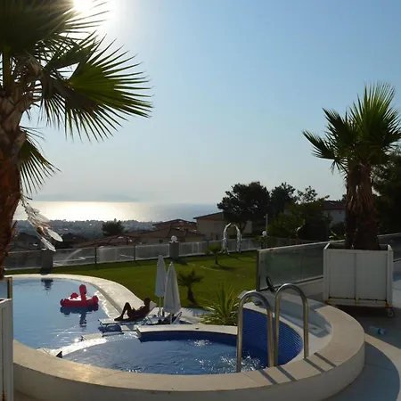 Yalcin Poolfloor Villa *